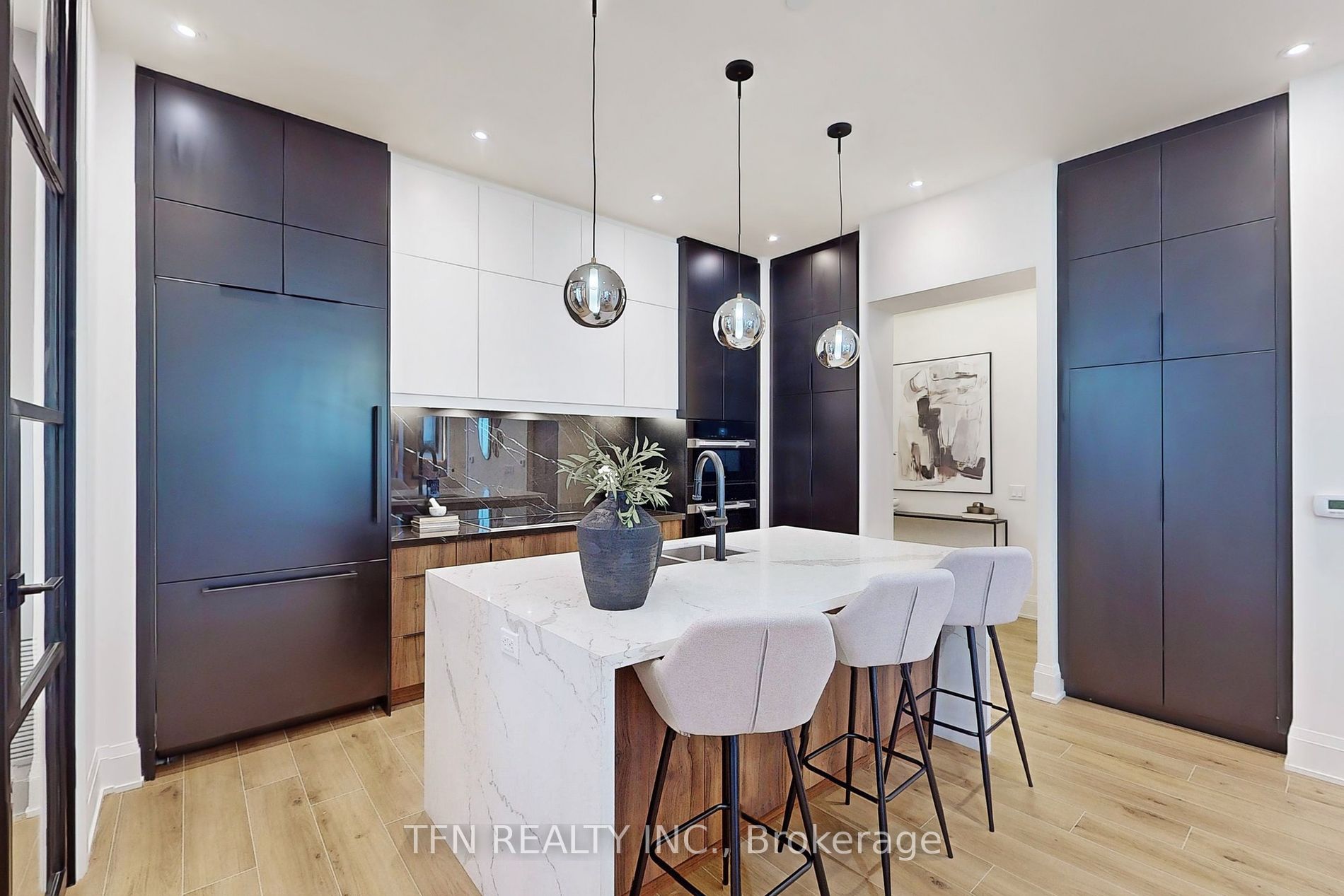 509 Dundas Street W, #814