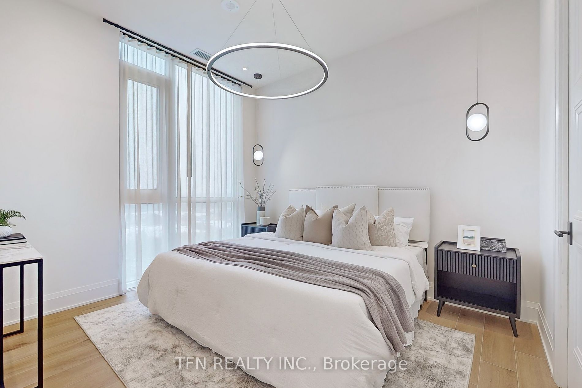 509 Dundas Street W, #814