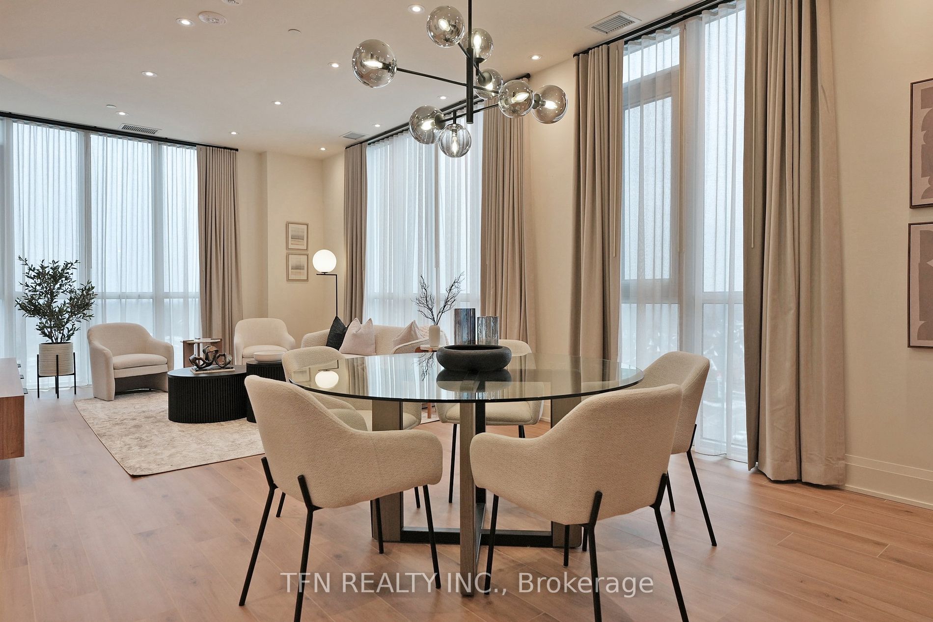 509 Dundas Street W, #814