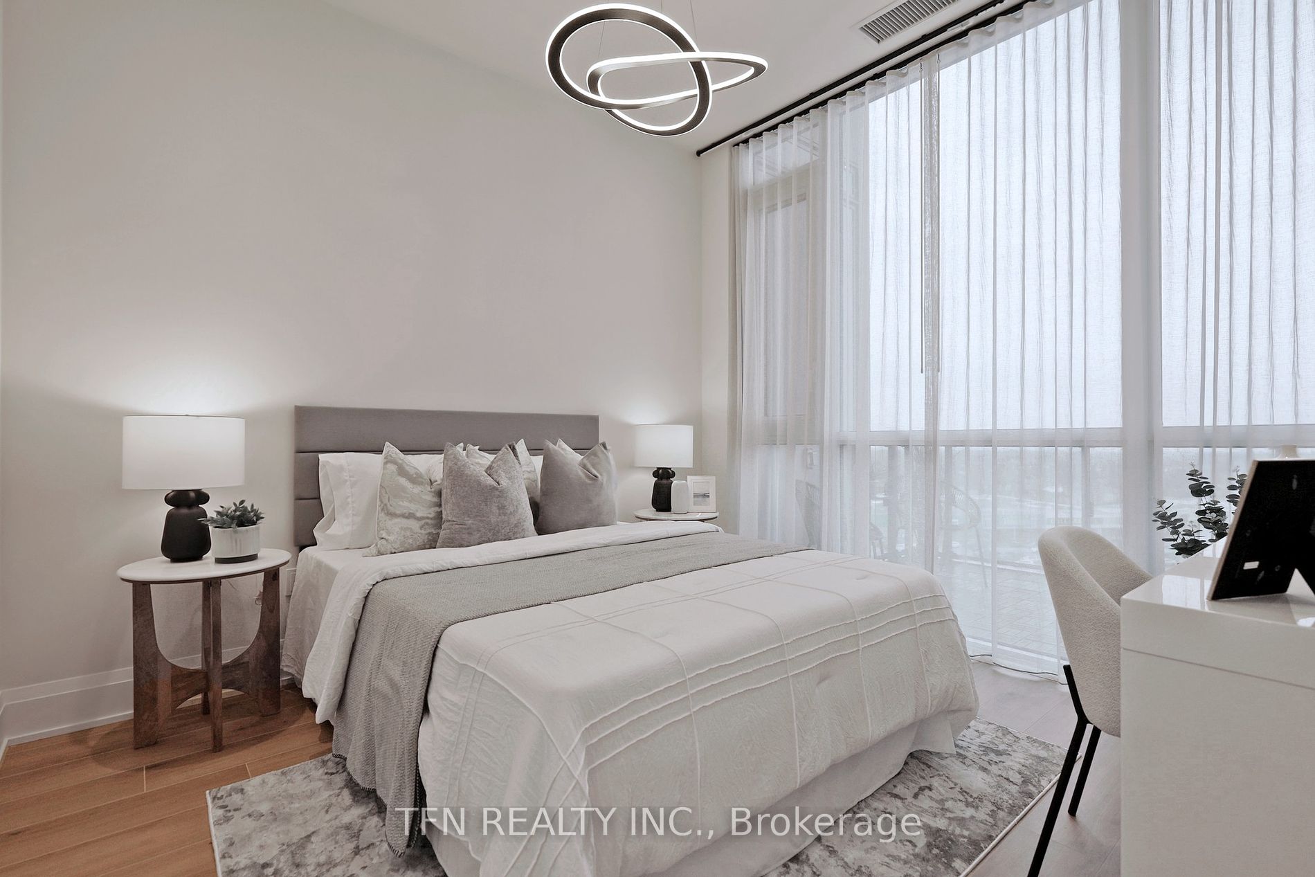 509 Dundas Street W, #814