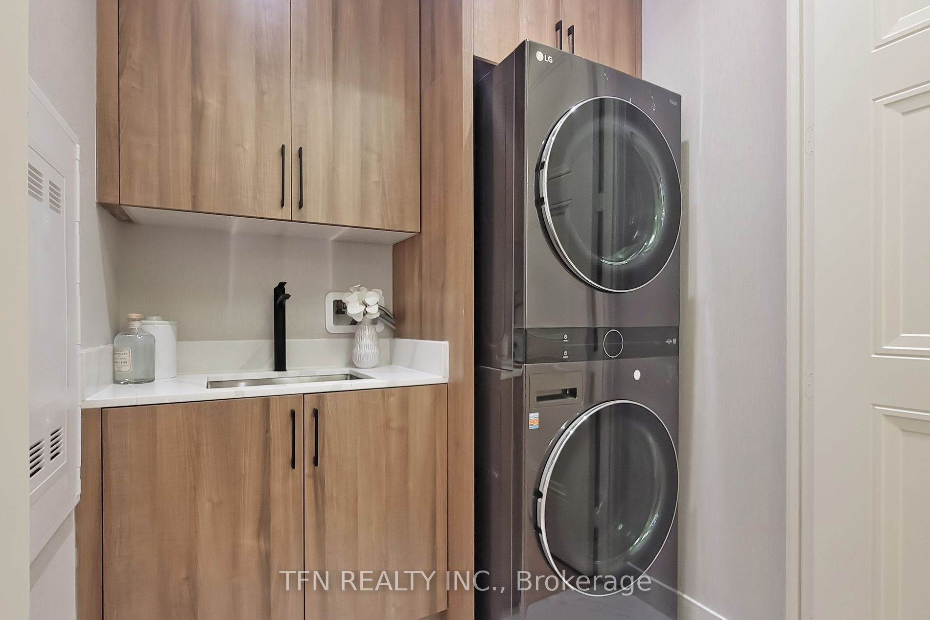 509 Dundas Street W, #814