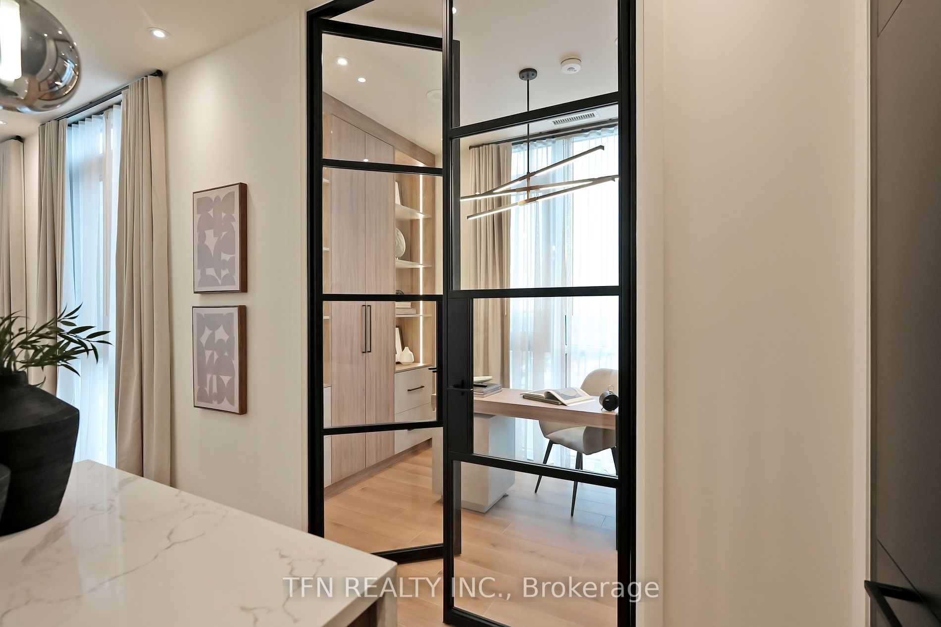 509 Dundas Street W, #814