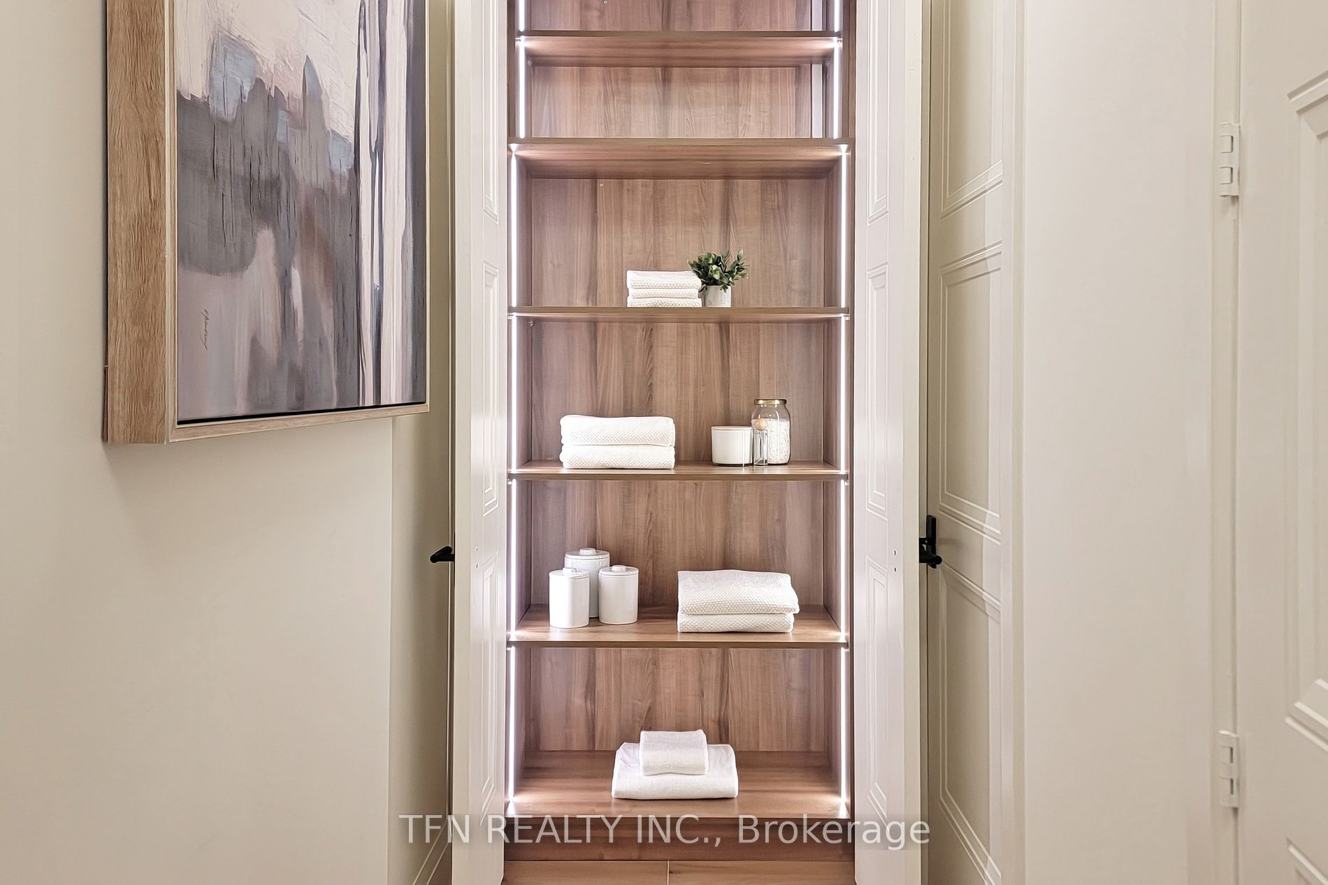 509 Dundas Street W, #814