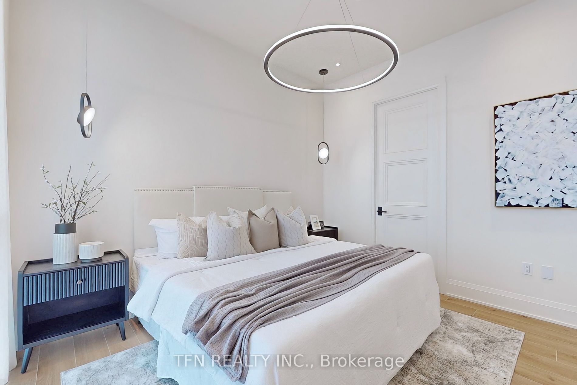 509 Dundas Street W, #814