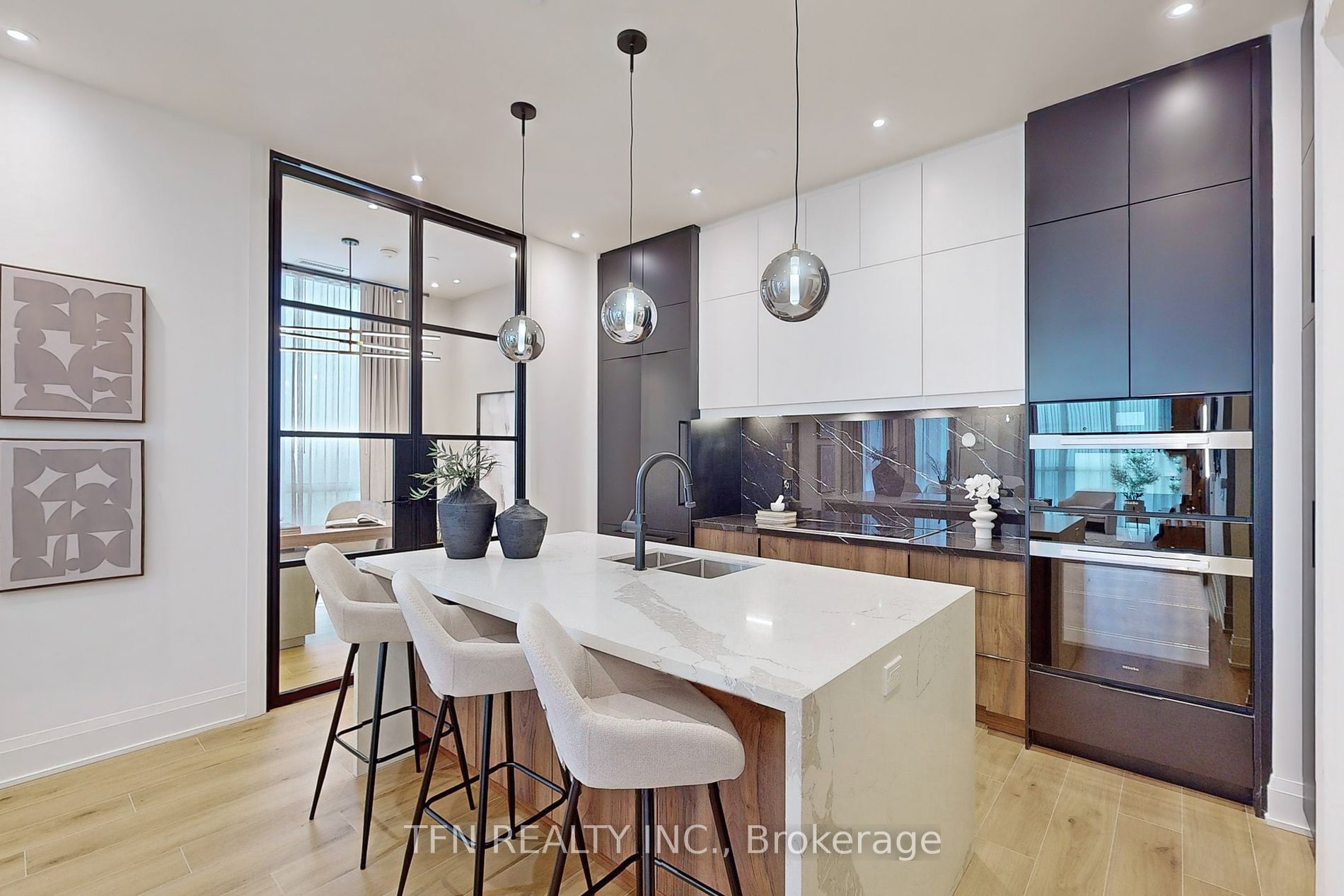 509 Dundas Street W, #814