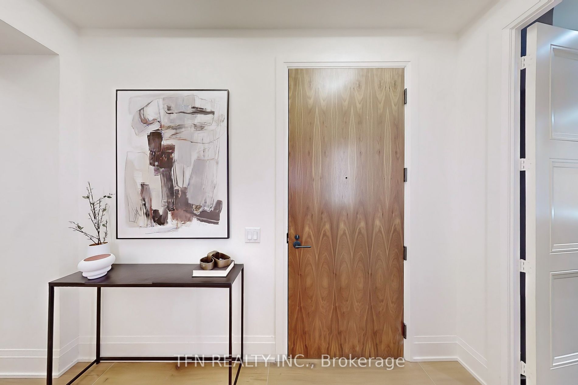 509 Dundas Street W, #814