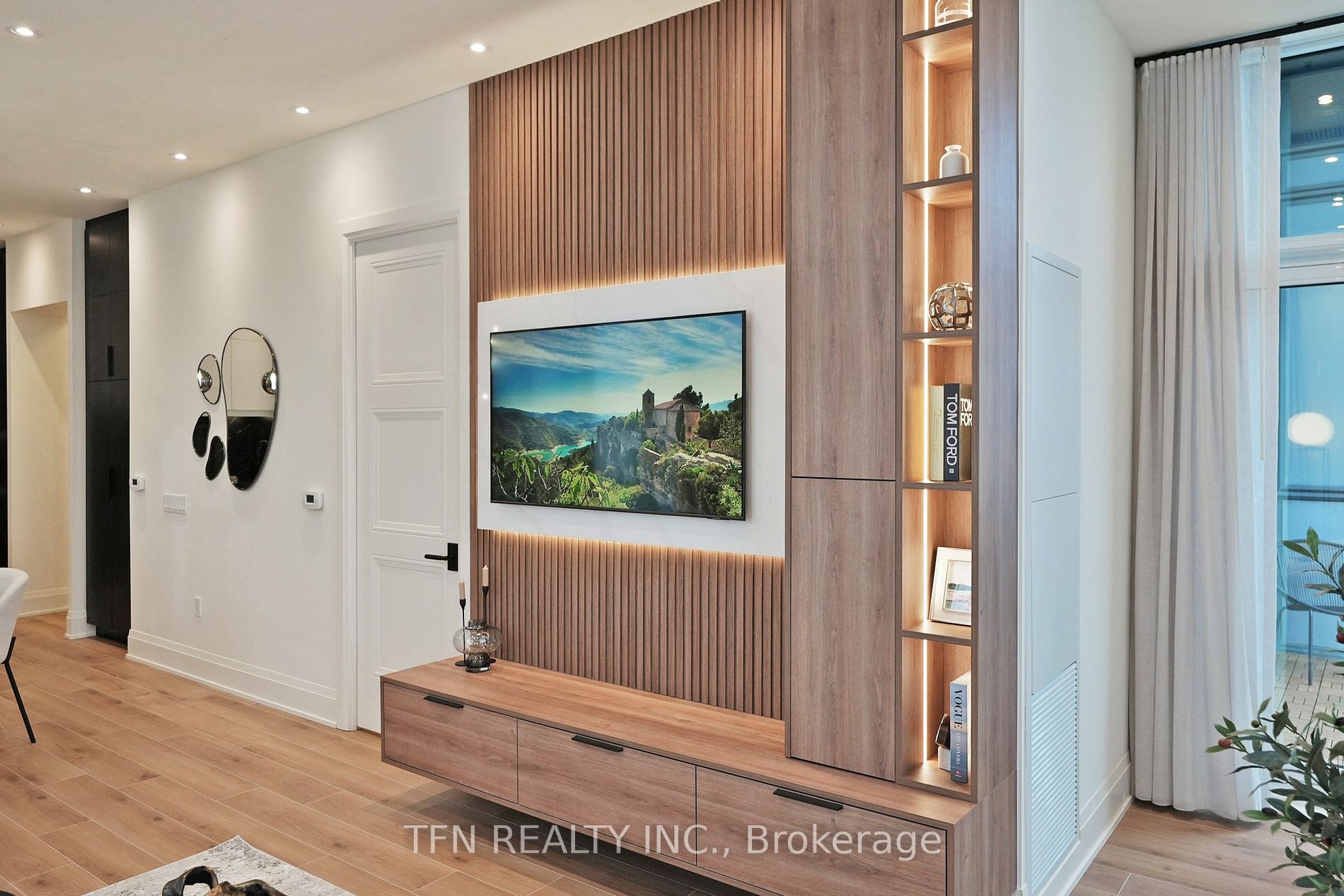 509 Dundas Street W, #814