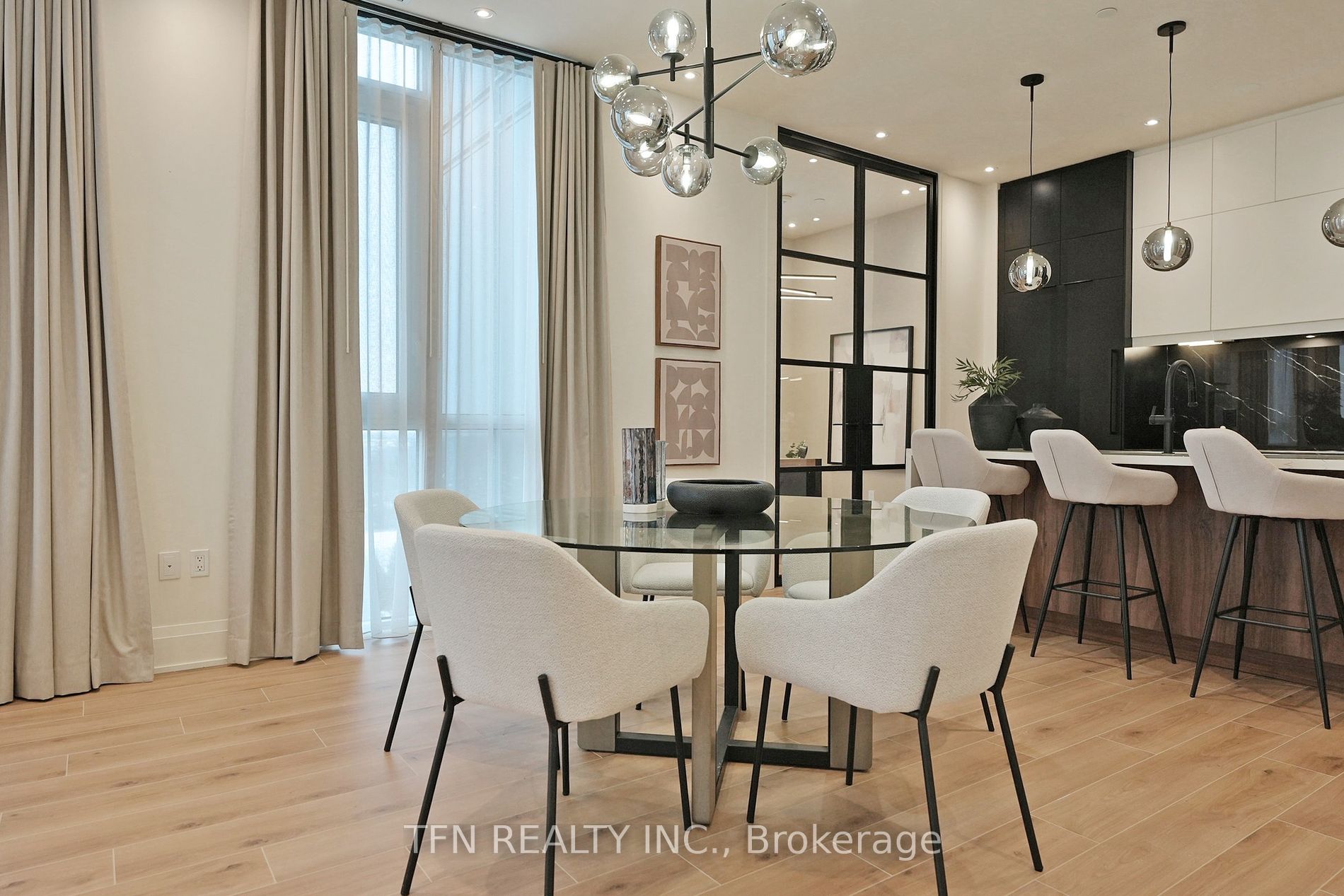 509 Dundas Street W, #814