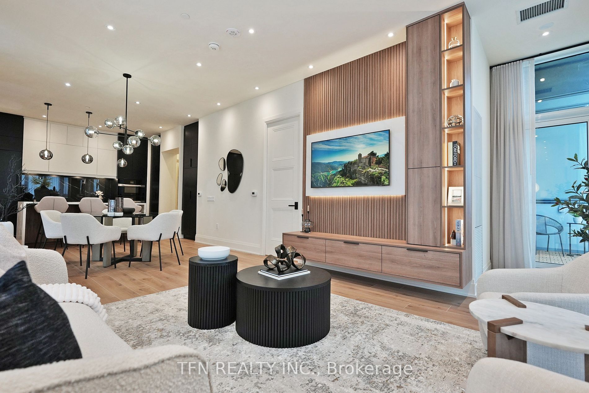 509 Dundas Street W, #814