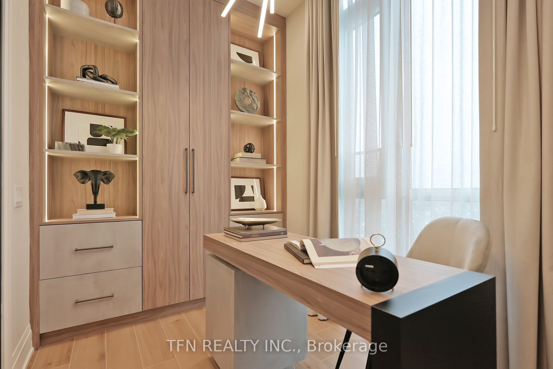 509 Dundas Street W, #814