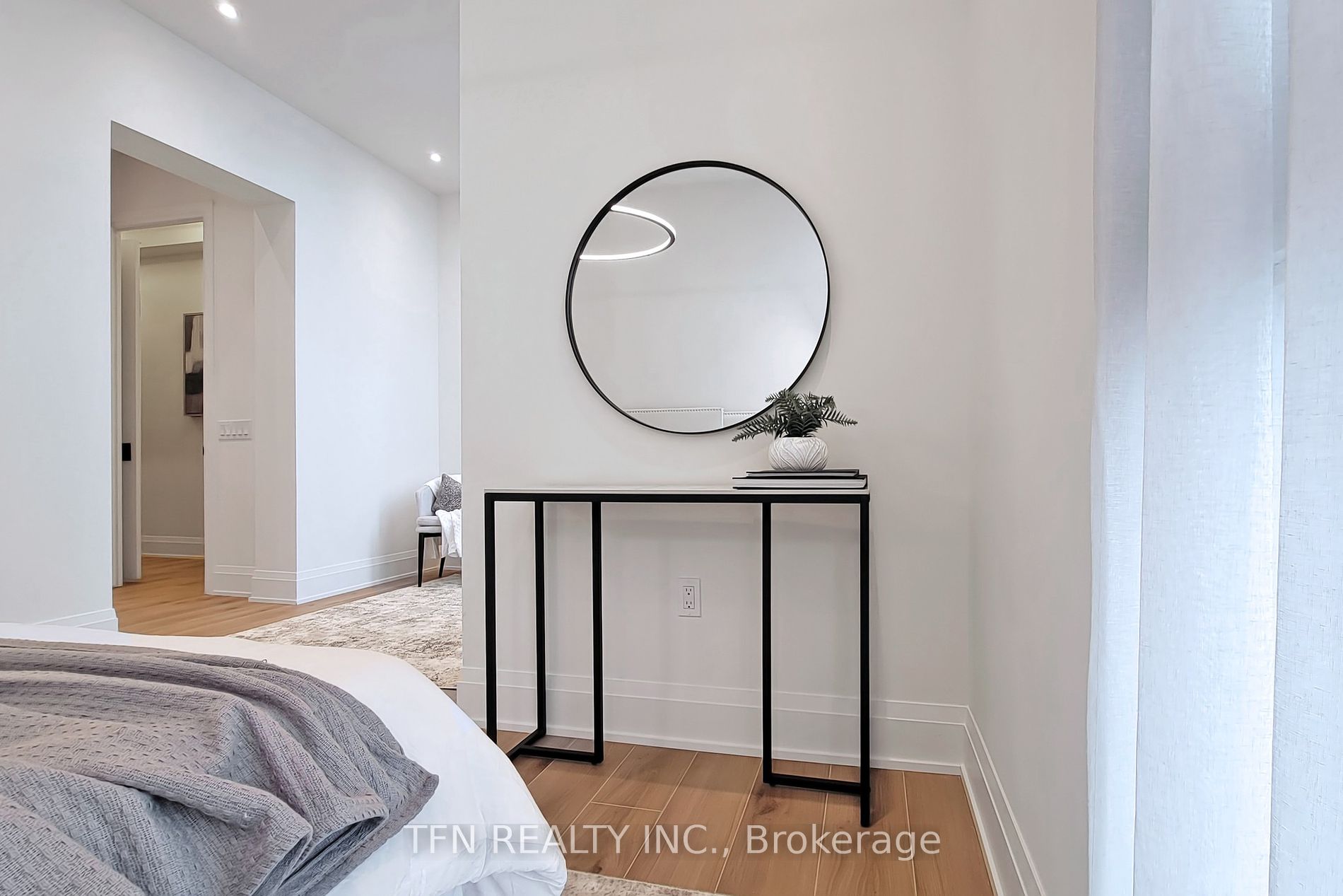 509 Dundas Street W, #814