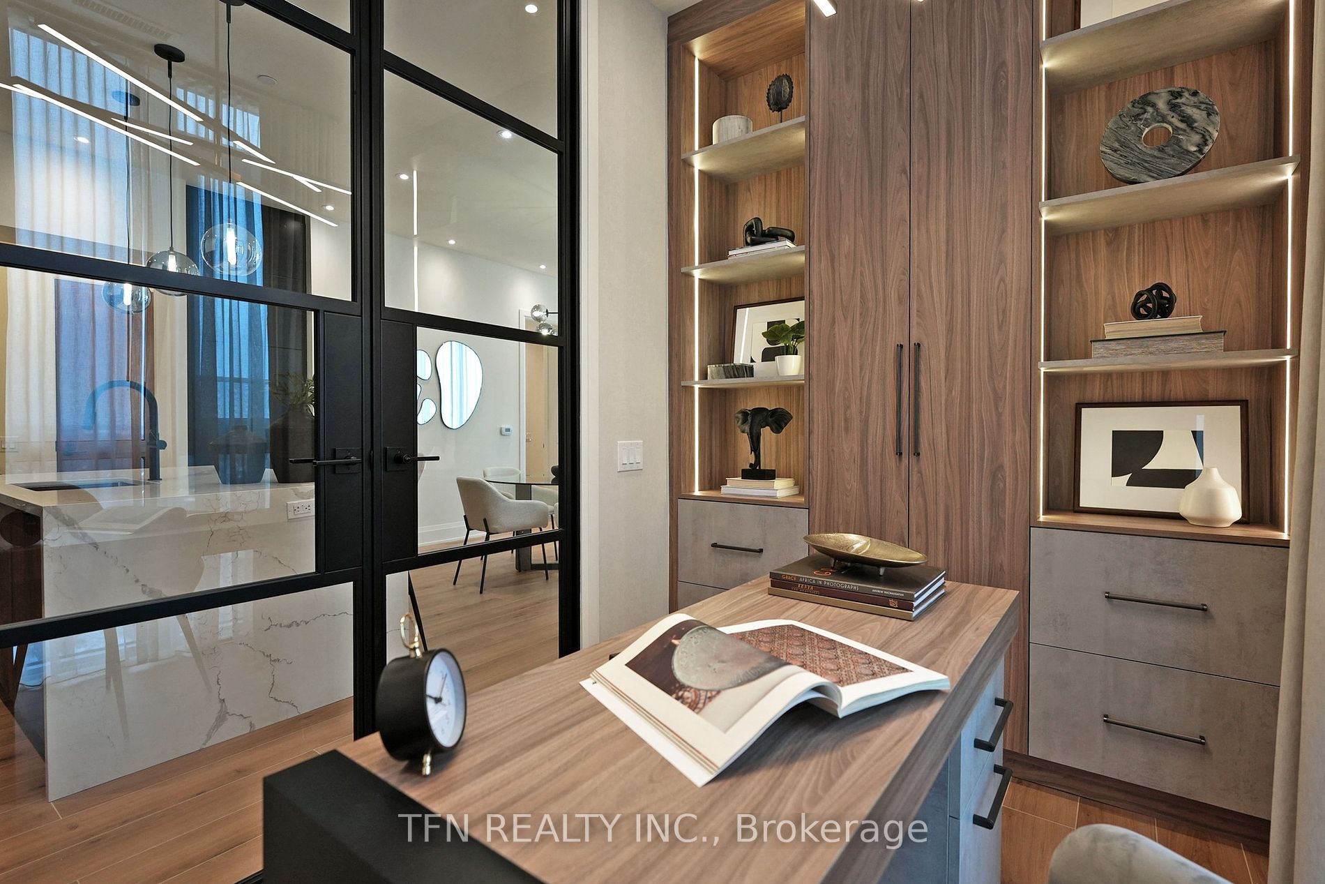 509 Dundas Street W, #814