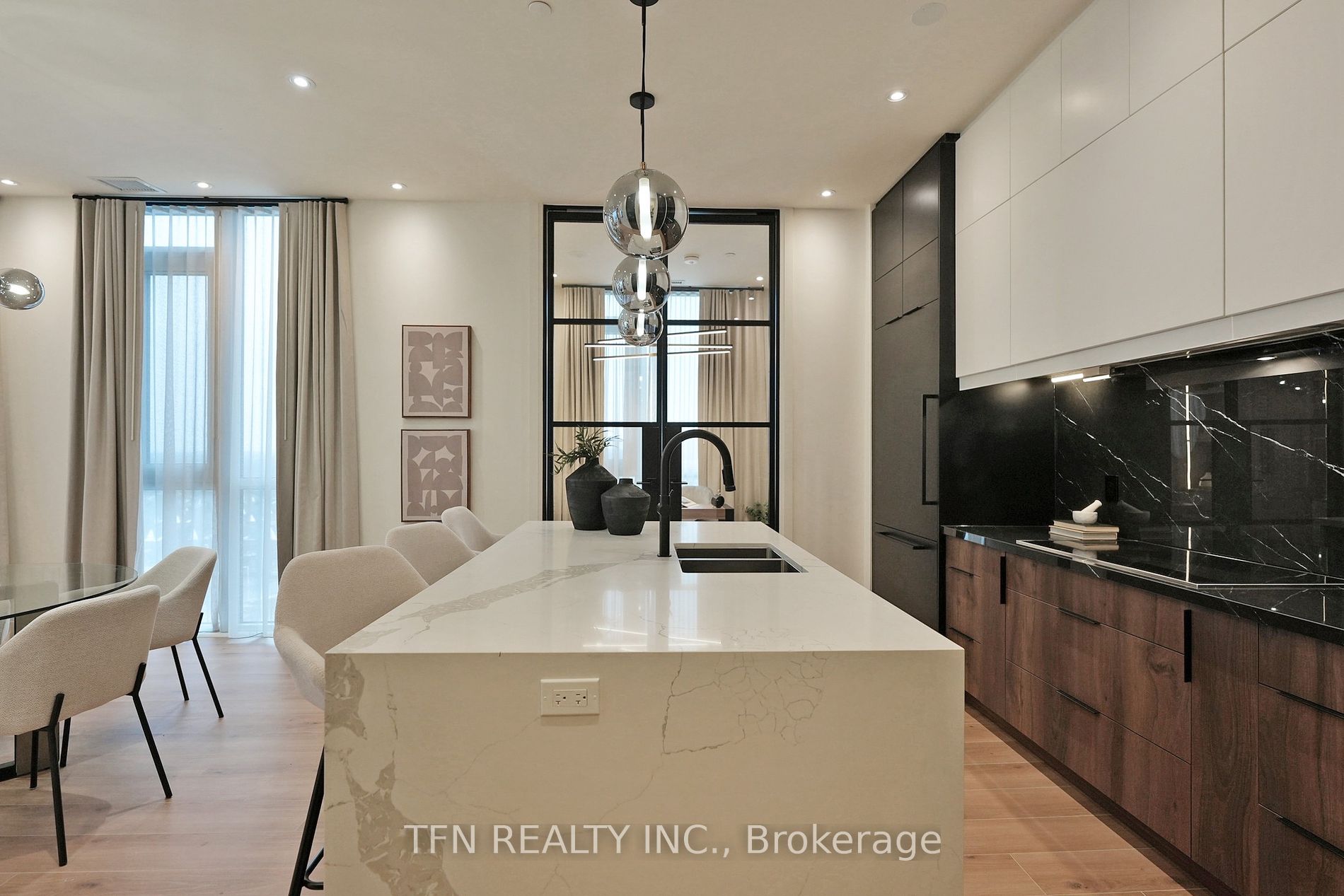 509 Dundas Street W, #814