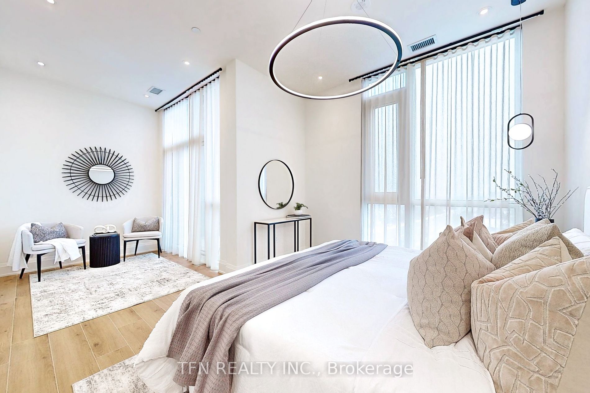 509 Dundas Street W, #814