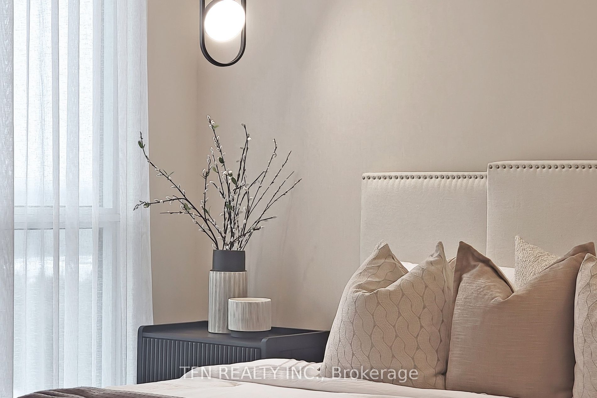 509 Dundas Street W, #814