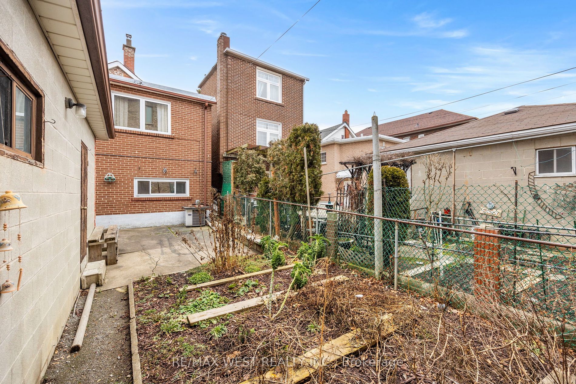 94 Rowntree Ave