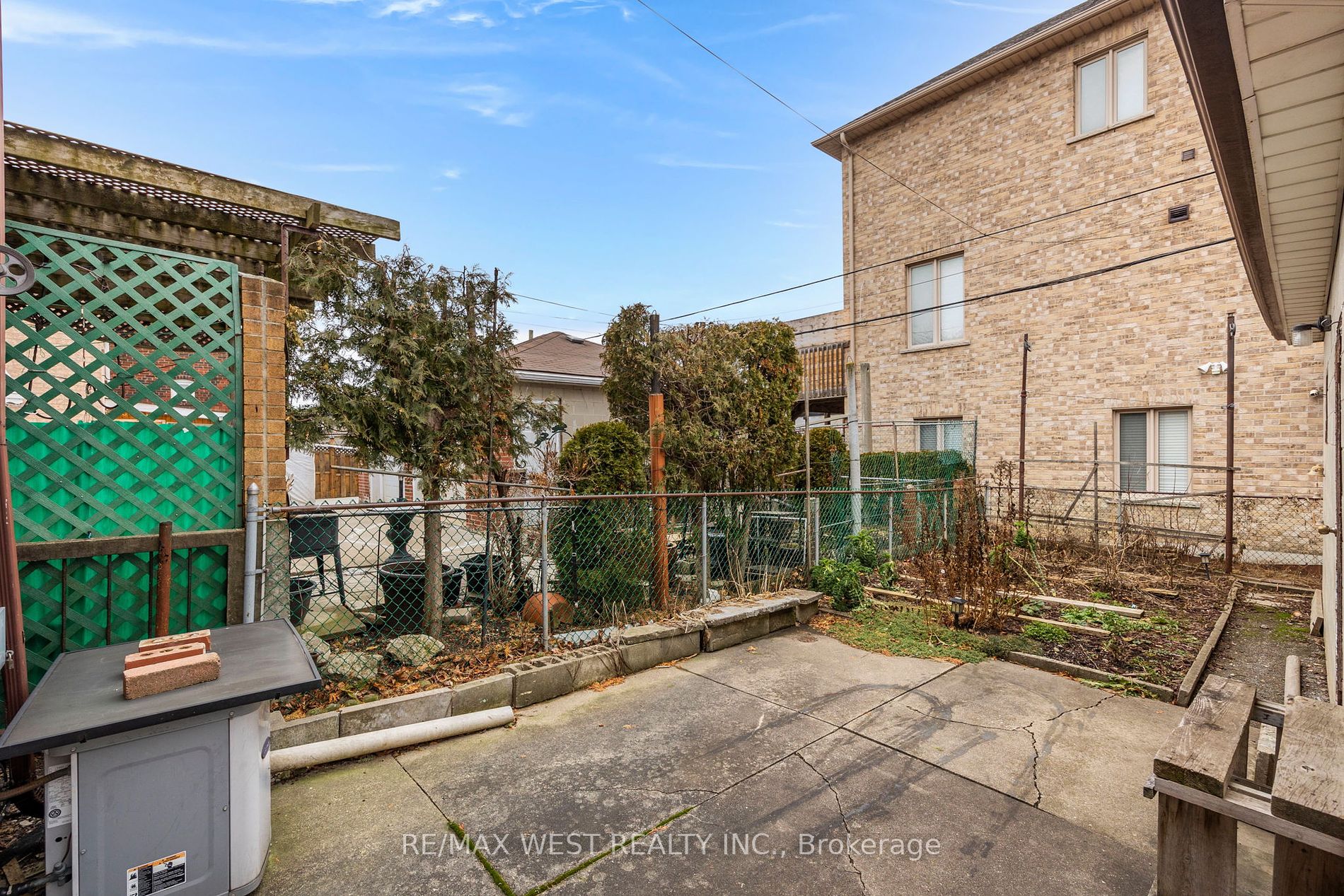 94 Rowntree Ave