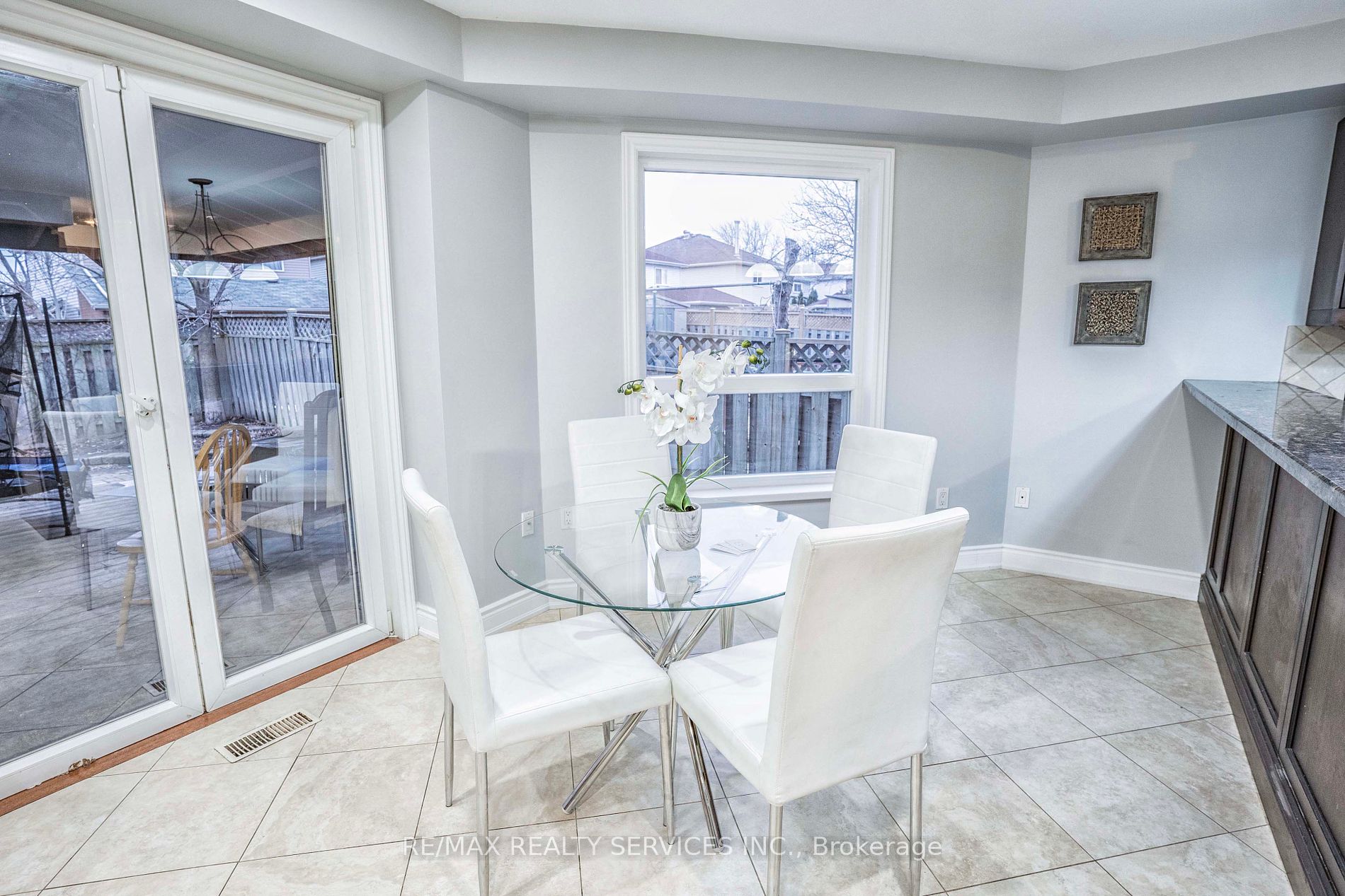 3452 Cherrington Crescent