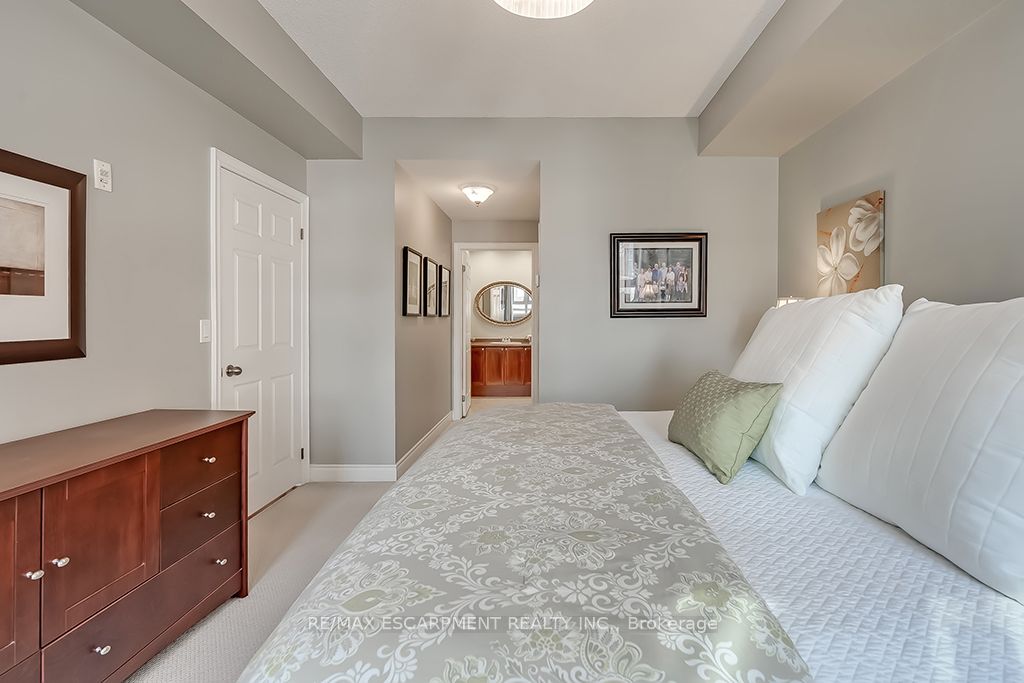 399 Elizabeth Street, #411