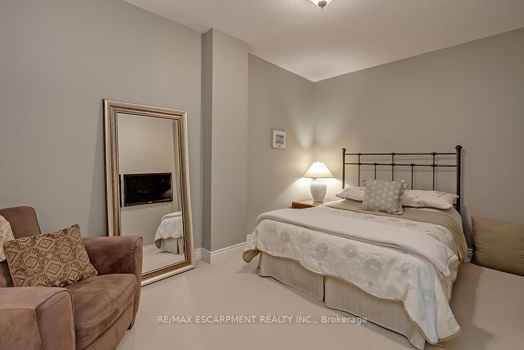 399 Elizabeth Street, #411