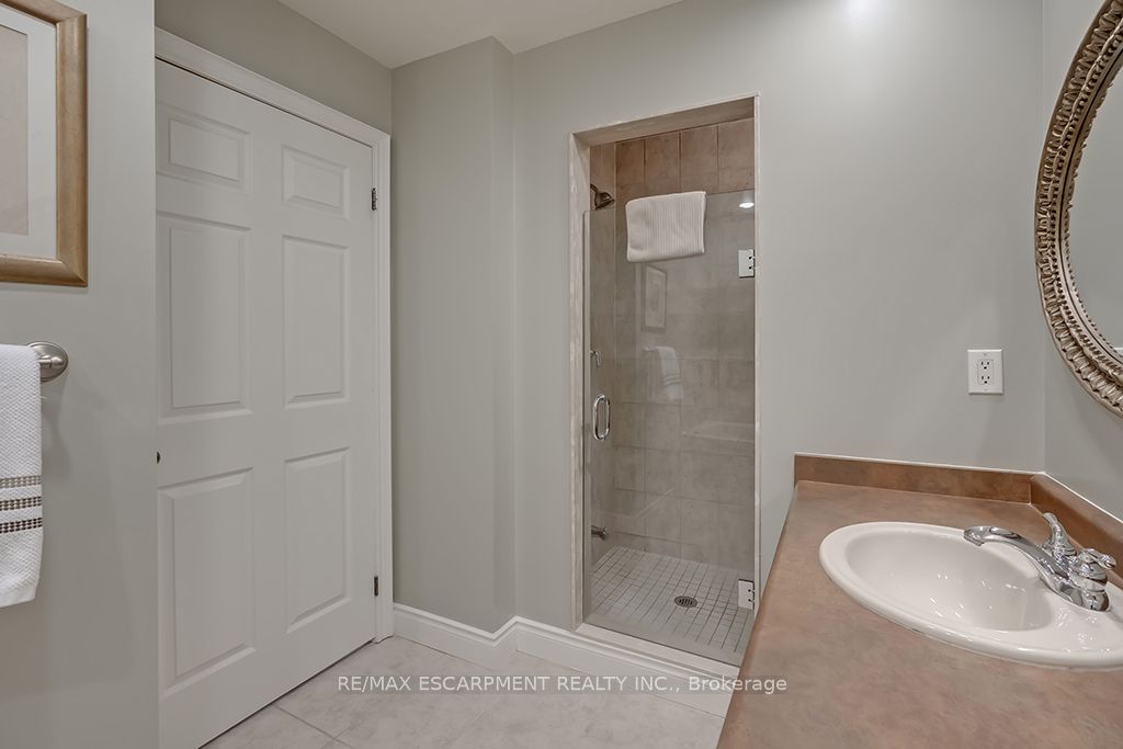 399 Elizabeth Street, #411