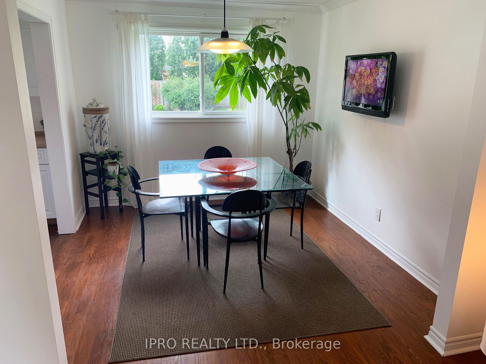 10 Eden Pl