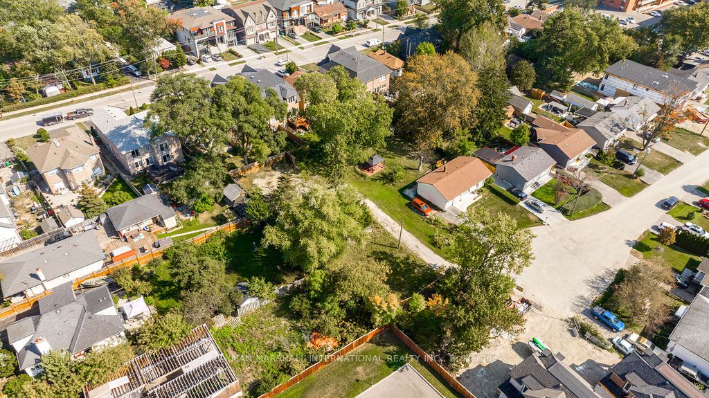 1079 Roosevelt Road
