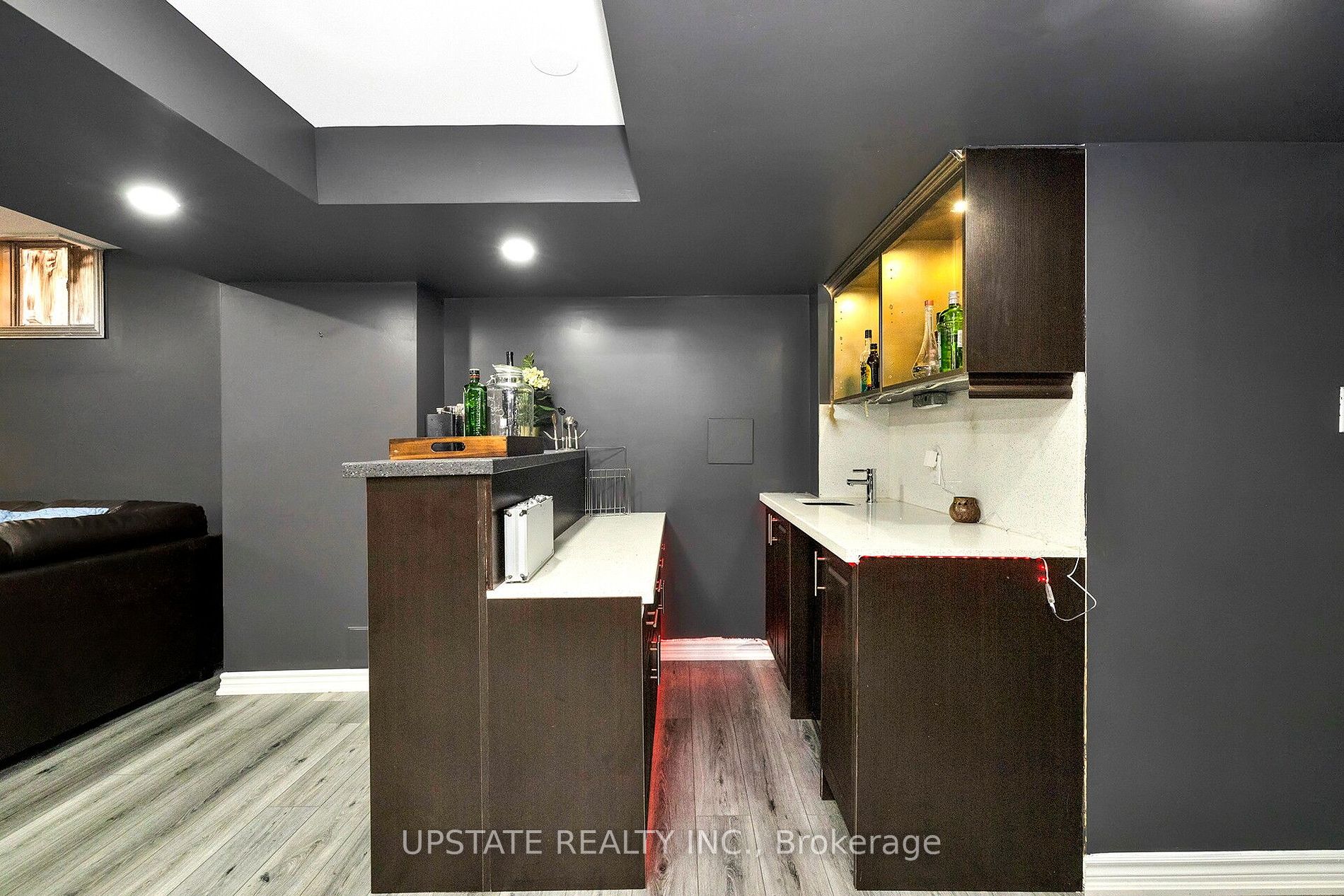 4 Ingleborough Dr