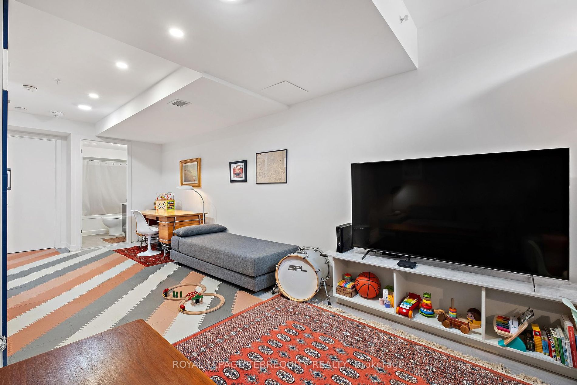 38 Howard Park Ave, #157