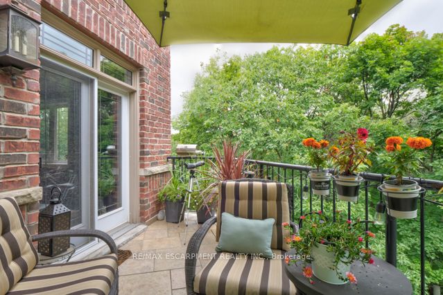 390 Upper Middle Rd E, #306
