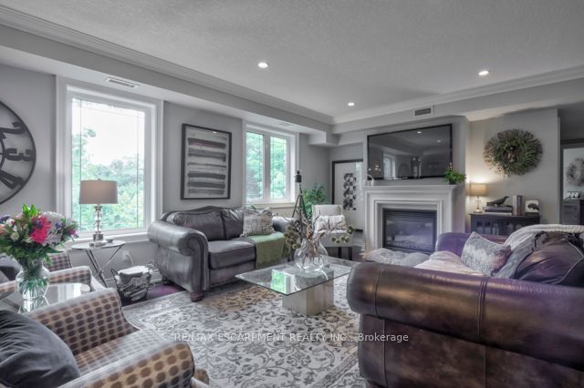390 Upper Middle Rd E, #306