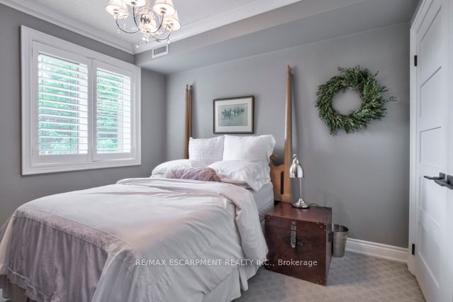 390 Upper Middle Rd E, #306