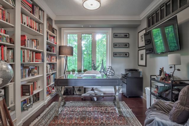 390 Upper Middle Rd E, #306