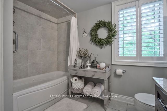 390 Upper Middle Rd E, #306