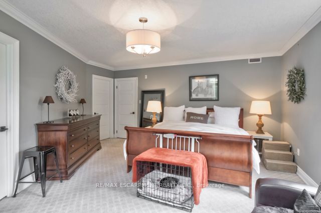 390 Upper Middle Rd E, #306