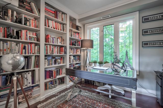 390 Upper Middle Rd E, #306