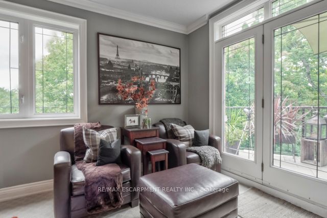 390 Upper Middle Rd E, #306