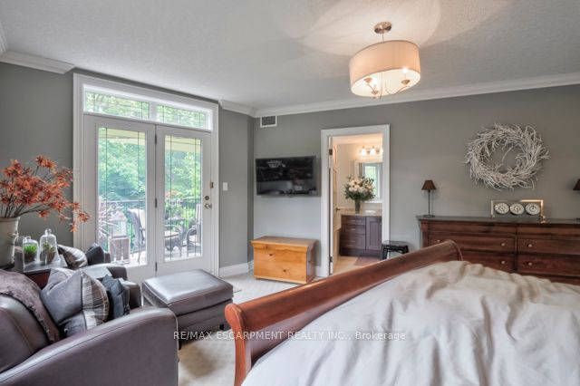 390 Upper Middle Rd E, #306