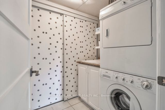 390 Upper Middle Rd E, #306
