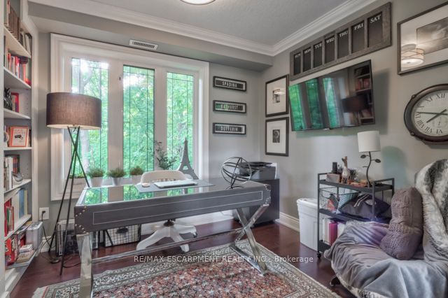390 Upper Middle Rd E, #306