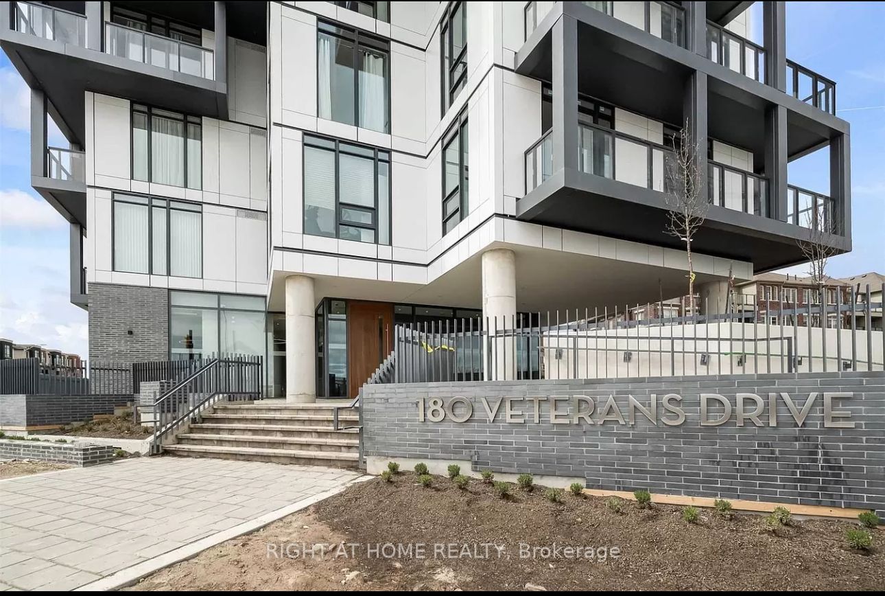 180 Veterans Dr, #806