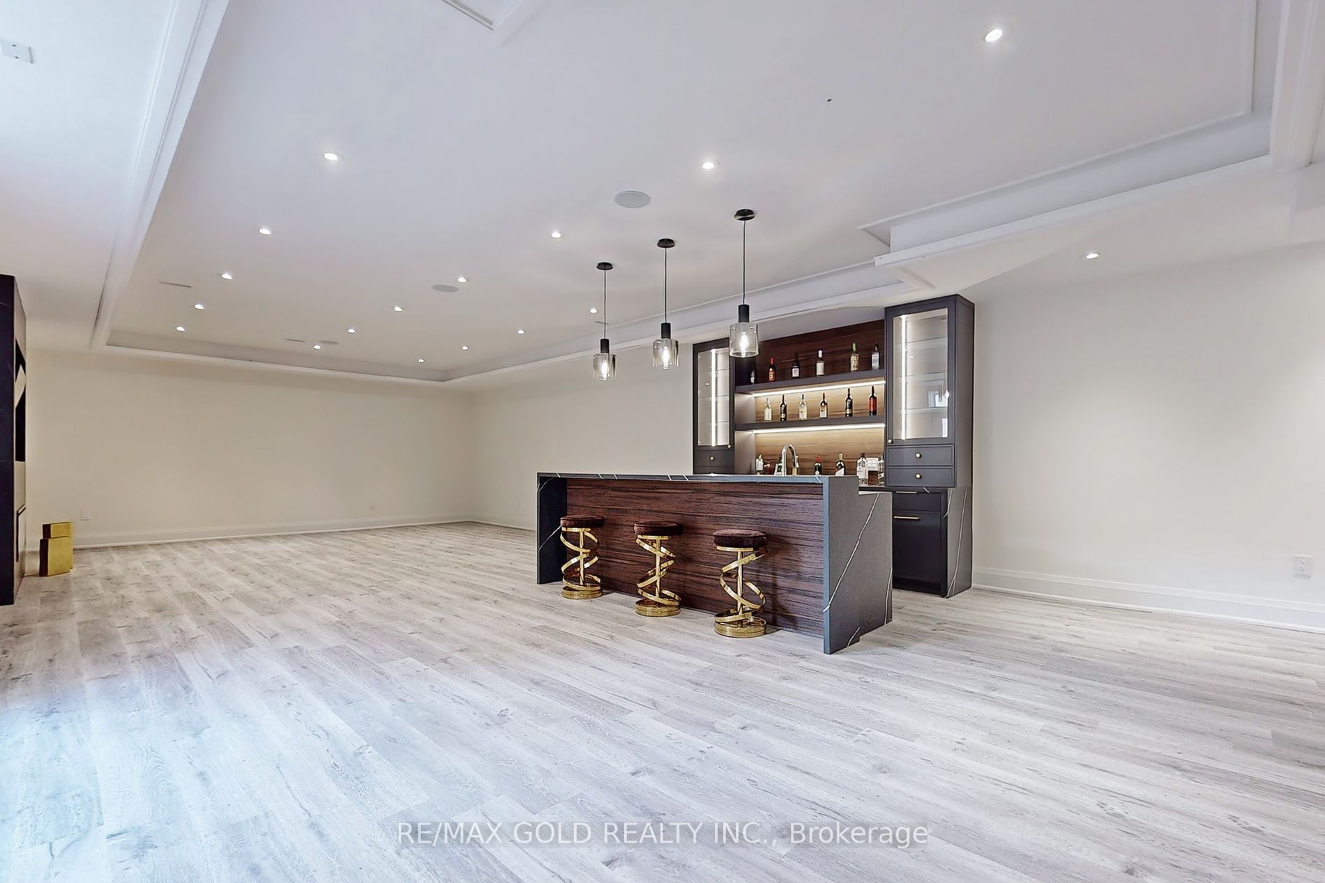 1215 Pinegrove Rd