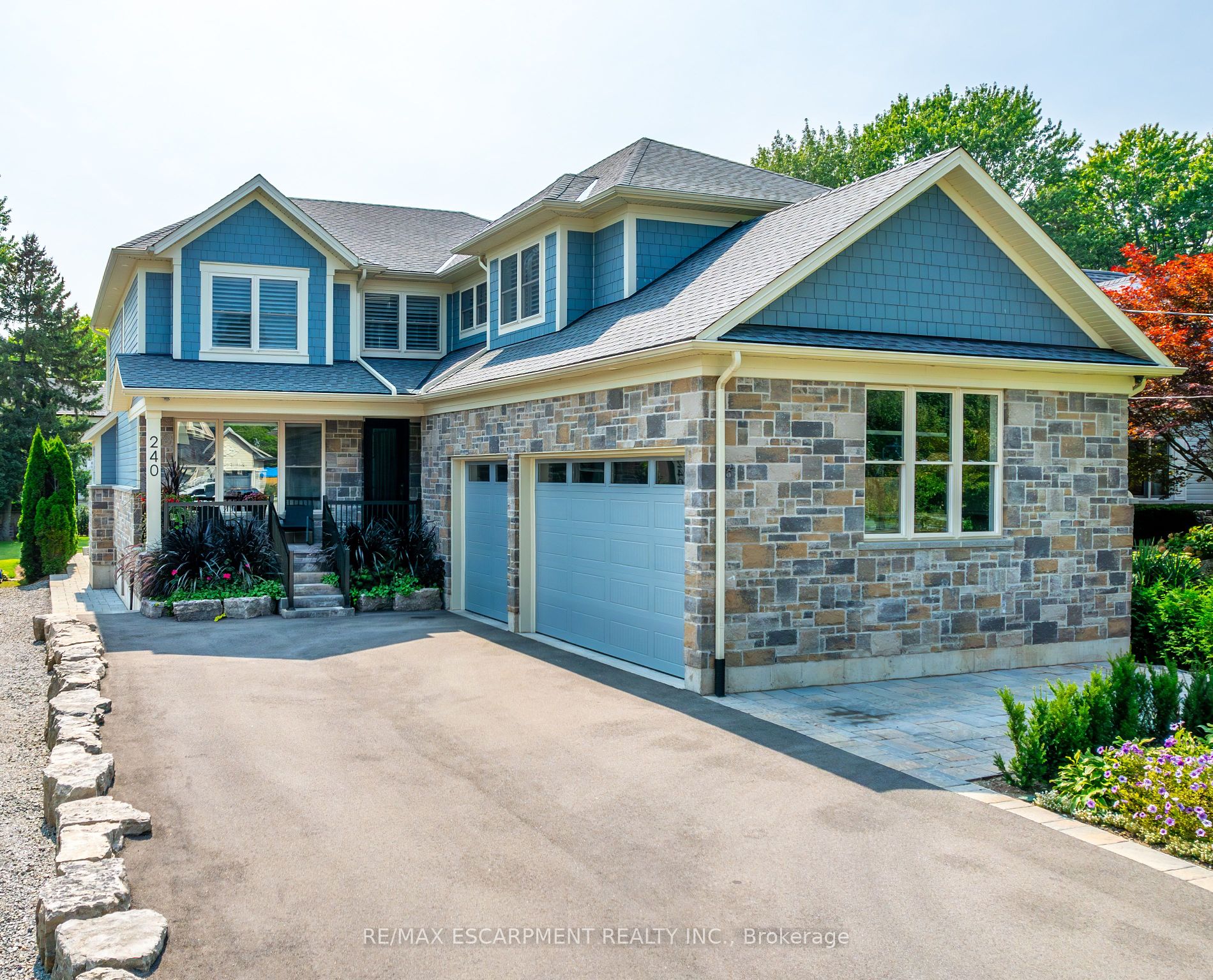 240 Pine Cove Rd, (MLS® W8048968) See this detached house for sale
