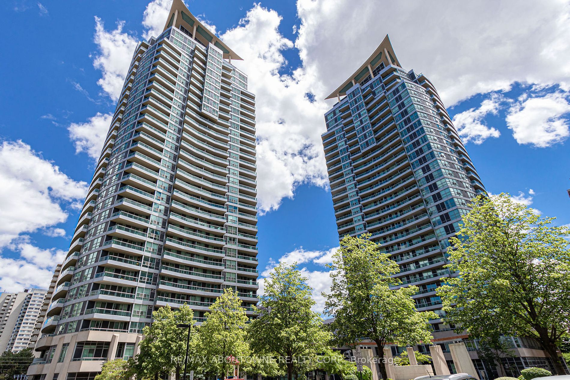 1 Elm Dr W, #802