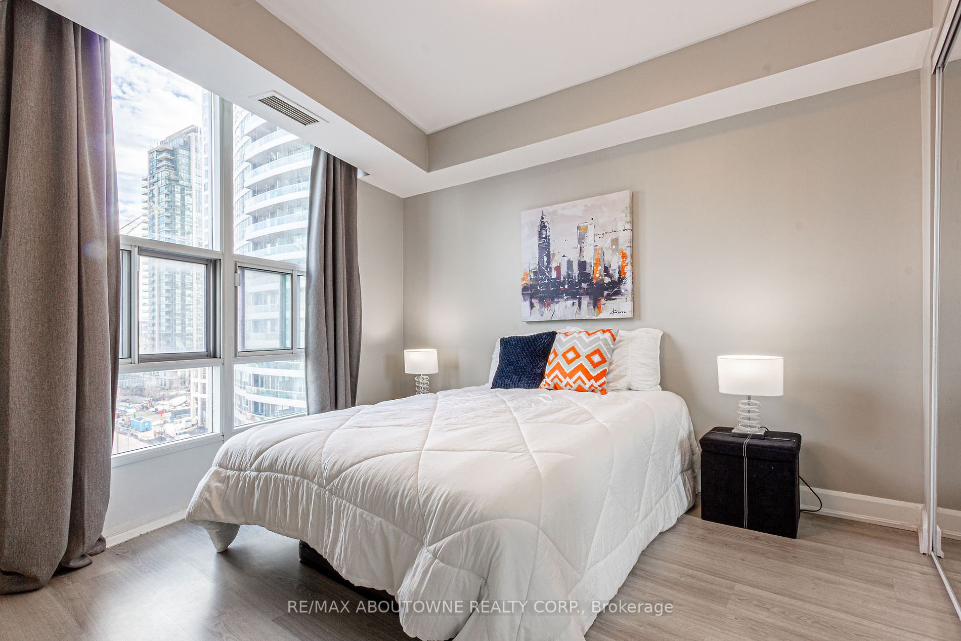 1 Elm Dr W, #802