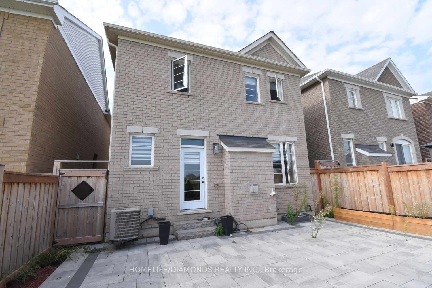 1363 Chretien St