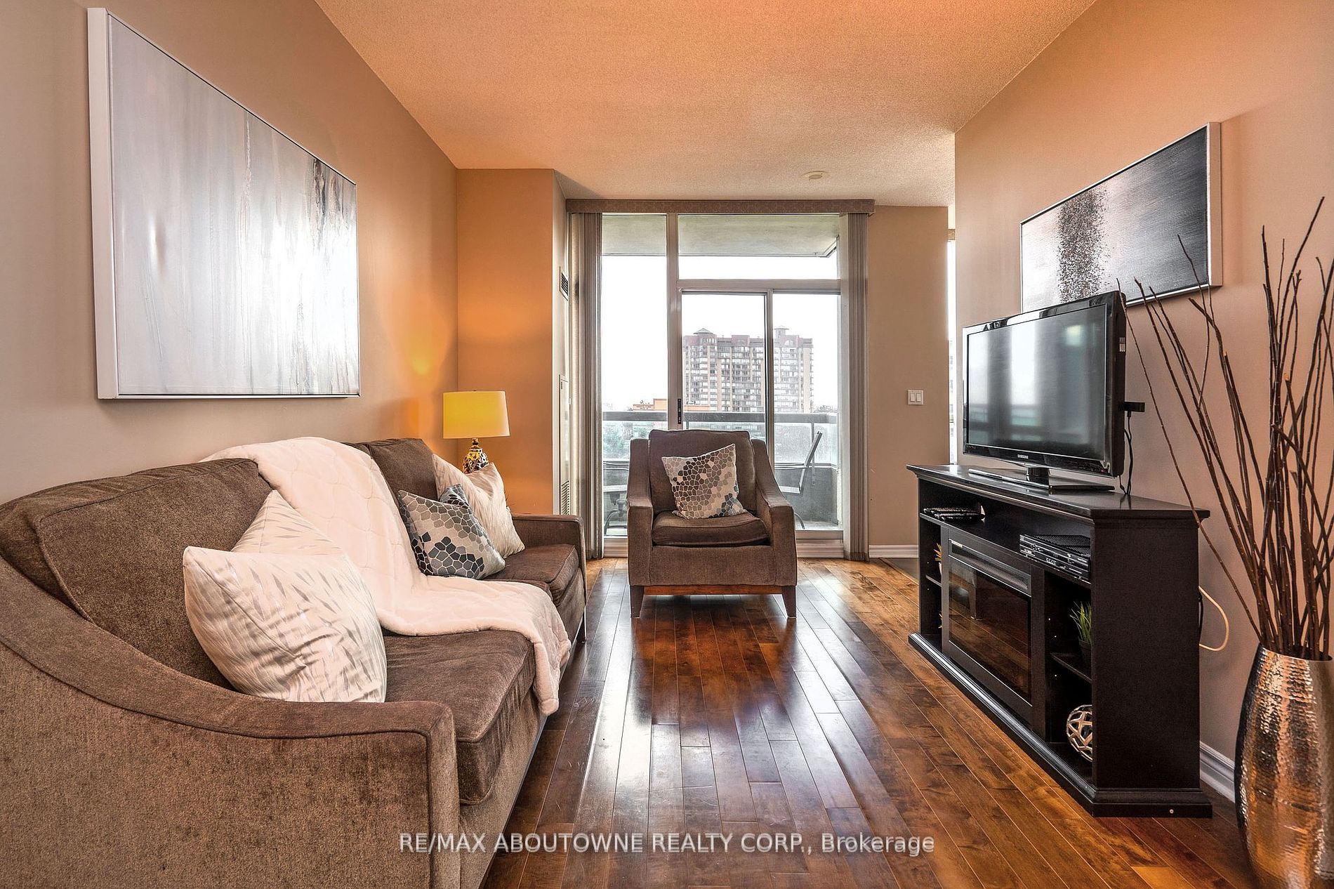 3504 Hurontario St, #505