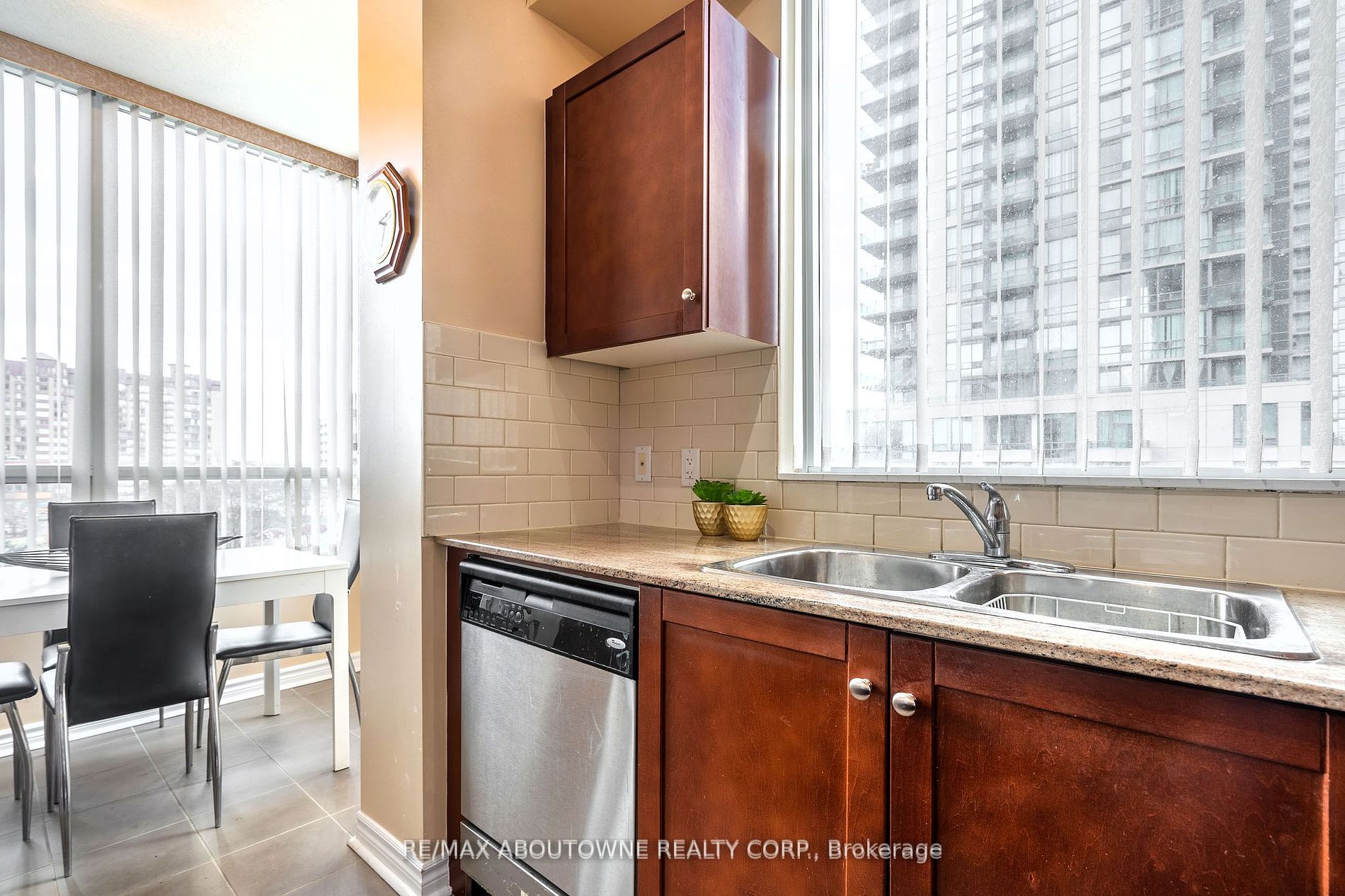3504 Hurontario St, #505