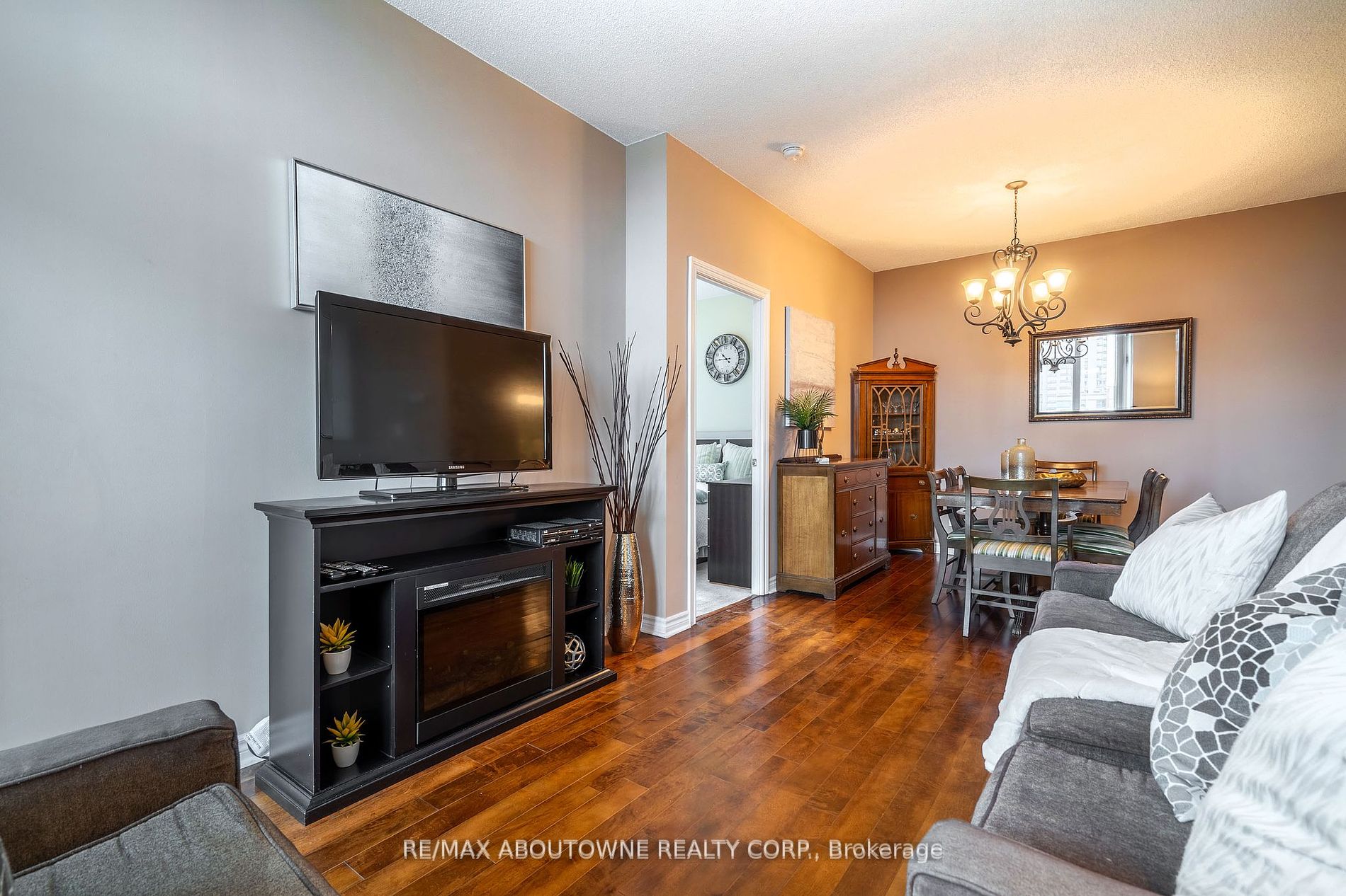 3504 Hurontario St, #505
