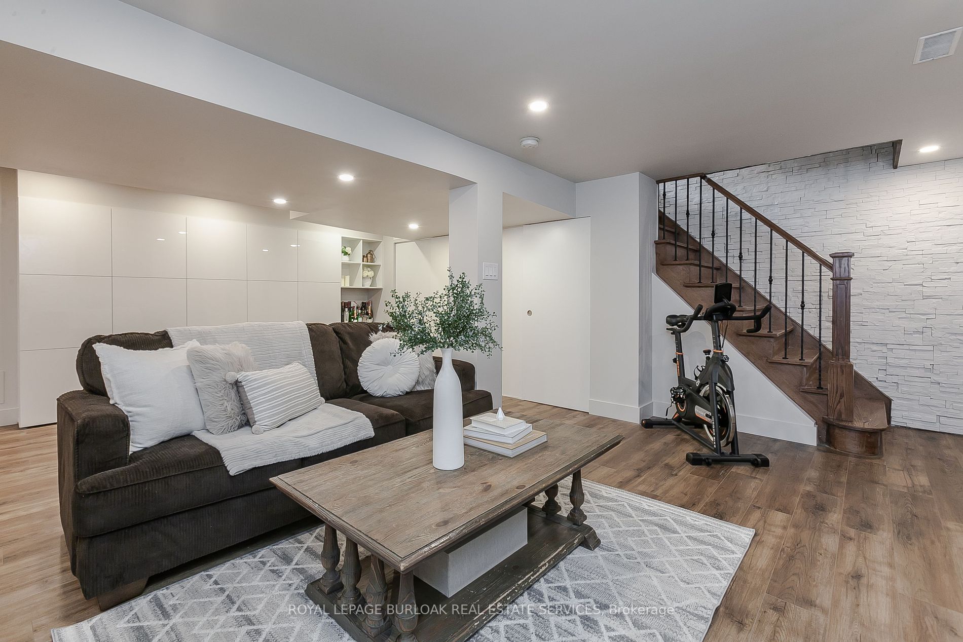 409 Valanna Cres